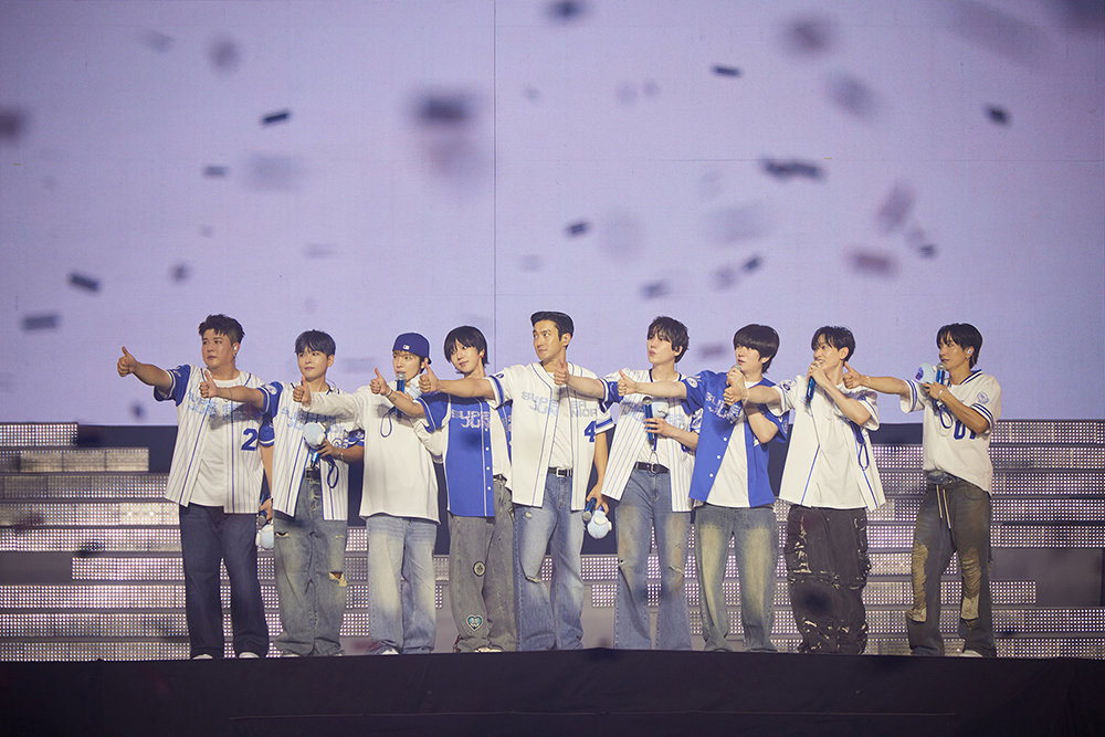 슈퍼주니어가 데뷔 20주년 기념 월드 투어 ‘SUPER SHOW 10’ 서울 공연을 성황리에 마쳤다. 슈퍼주니어 아홉 멤버들은 탄탄한 라이브 실려과 압도적 무대 매너로 여전히 현재진행형 ‘레전드’임을 증명했다. 사진제공 | SM 엔터테인먼트