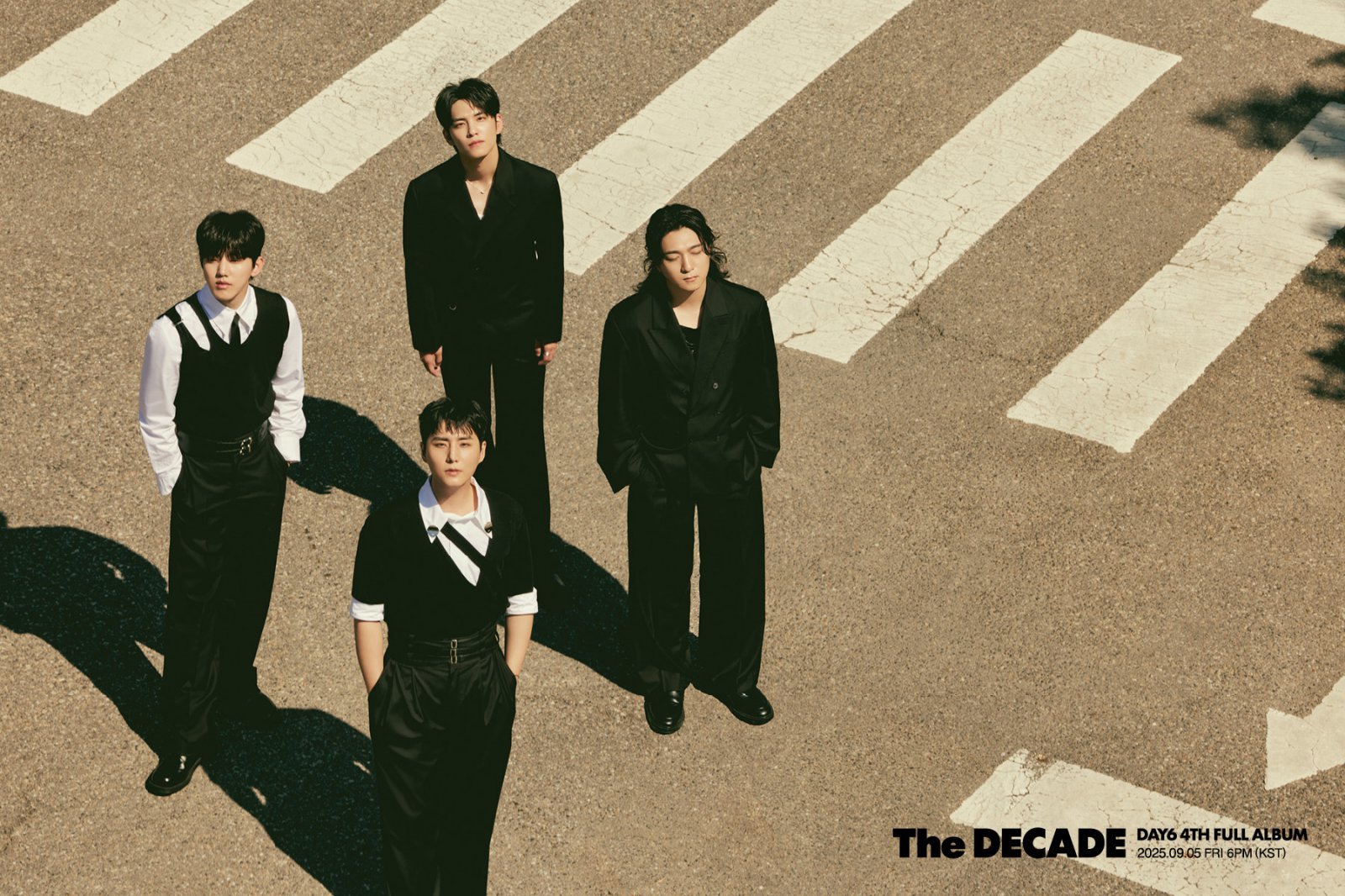 DAY6가 정규 4집 ‘The DECADE’ 단체 콘셉트 포토를 공개하며 10주년 투어와 함께 본격 컴백을 알렸다 사진제공 | JYP 엔터테인먼트