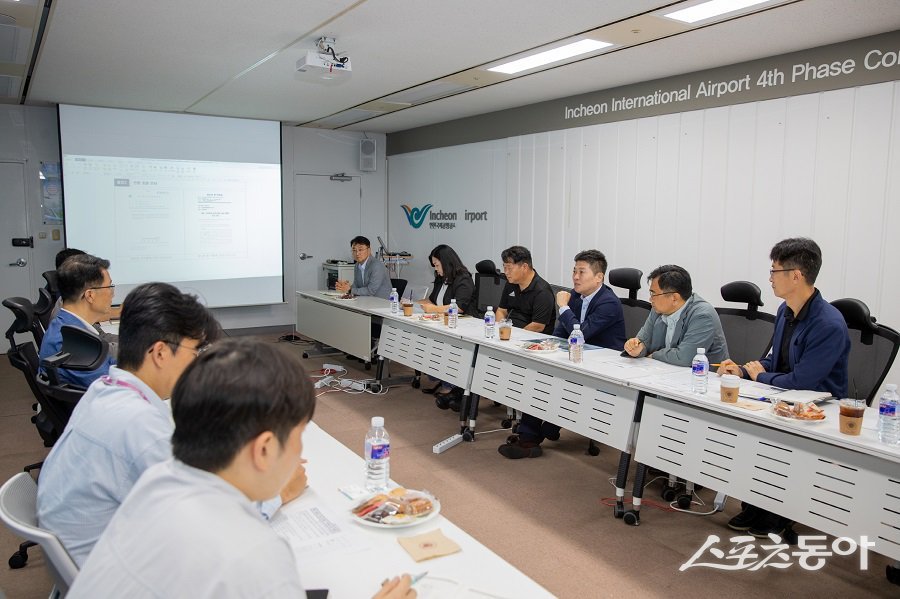 김정헌 구청장은 삼목항 진입로 개선 논의를 위한 공항공사에 방문해 해결 방안을 건의했다. 사진제공|인천 중구청