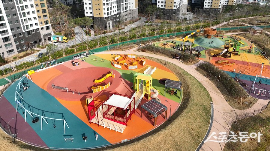 인천도시공사(iH)는 검단신도시 3단계 구역에 조성된 아라보타닉파크, 산들바람공원, 여울빛공원, 황화산숲길공원 등 4개 공원(약 165,556평)을 인천광역시에 인계했다고 25일 밝혔다(여울빛공원 통합놀이터 전경). 사진제공｜인천도시공사