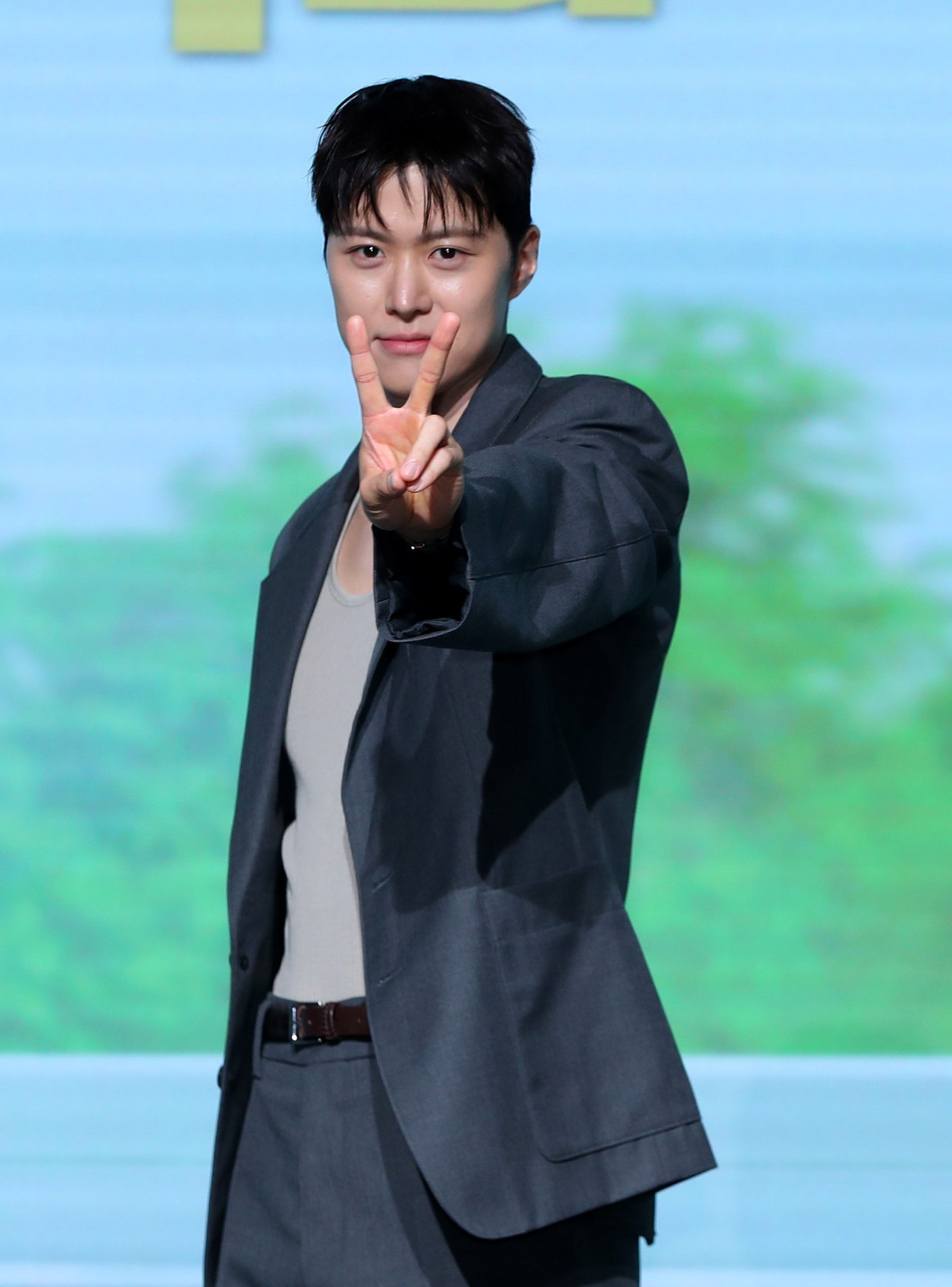 [서울=뉴시스] 김혜진 기자 = 배우 공명이 25일 오전 서울 마포구 호텔 나루에서 열린 넷플릭스 영화 ‘고백의 역사’ 제작발표회에서 포즈를 취하고 있다.  넷플릭스 영화 ‘고백의 역사’는 1998년, 열아홉 소녀 박세리(신은수)가 일생일대의 고백을 앞두고 평생의 콤플렉스인 악성 곱슬머리를 펴기 위한 작전을 계획하던 중 전학생 한윤석(공명)과 얽히며 벌어지는 청춘 로맨스. 오는 29일 공개. 2025.08.25. jini@newsis.com