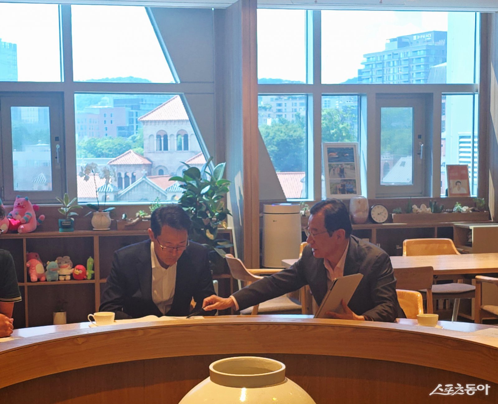 이현재 하남시장은 지난 22일 오세훈 서울시장을 만나 ▲위례신사선 하남 연장 ▲감일·위례 시내버스 노선 개선 ▲서울시 버스노선 연장 ▲위례신도시 따릉이 서비스 확대 등 주요 교통현안을 건의했다. 사진제공|하남시