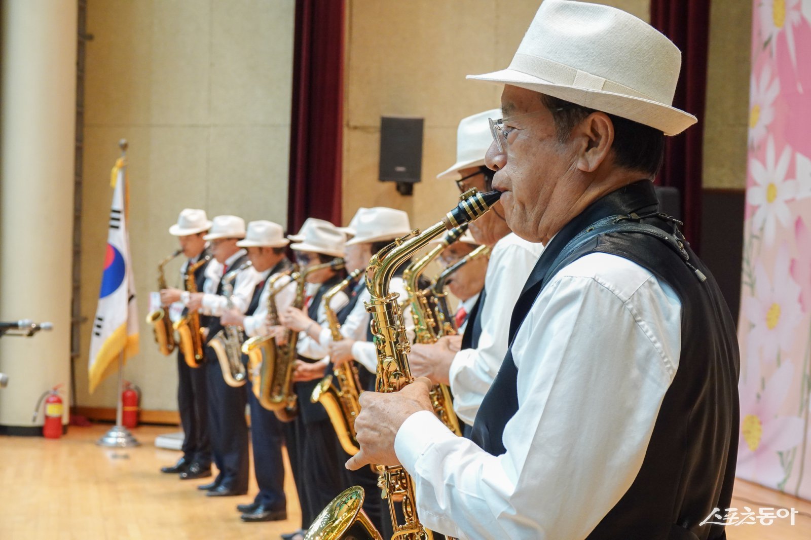 65세 이상 인구가 4만여 명으로 전체 인구의 32%를 넘는 초고령사회에 진입한 양평군이 노년의 삶을 단순한 ‘돌봄’ 차원을 넘어, 존경과 행복으로 채워가는 맞춤형 노인복지 정책을 추진하고 있다(노인의날기념식 행사 모습). 사진제공|양평군