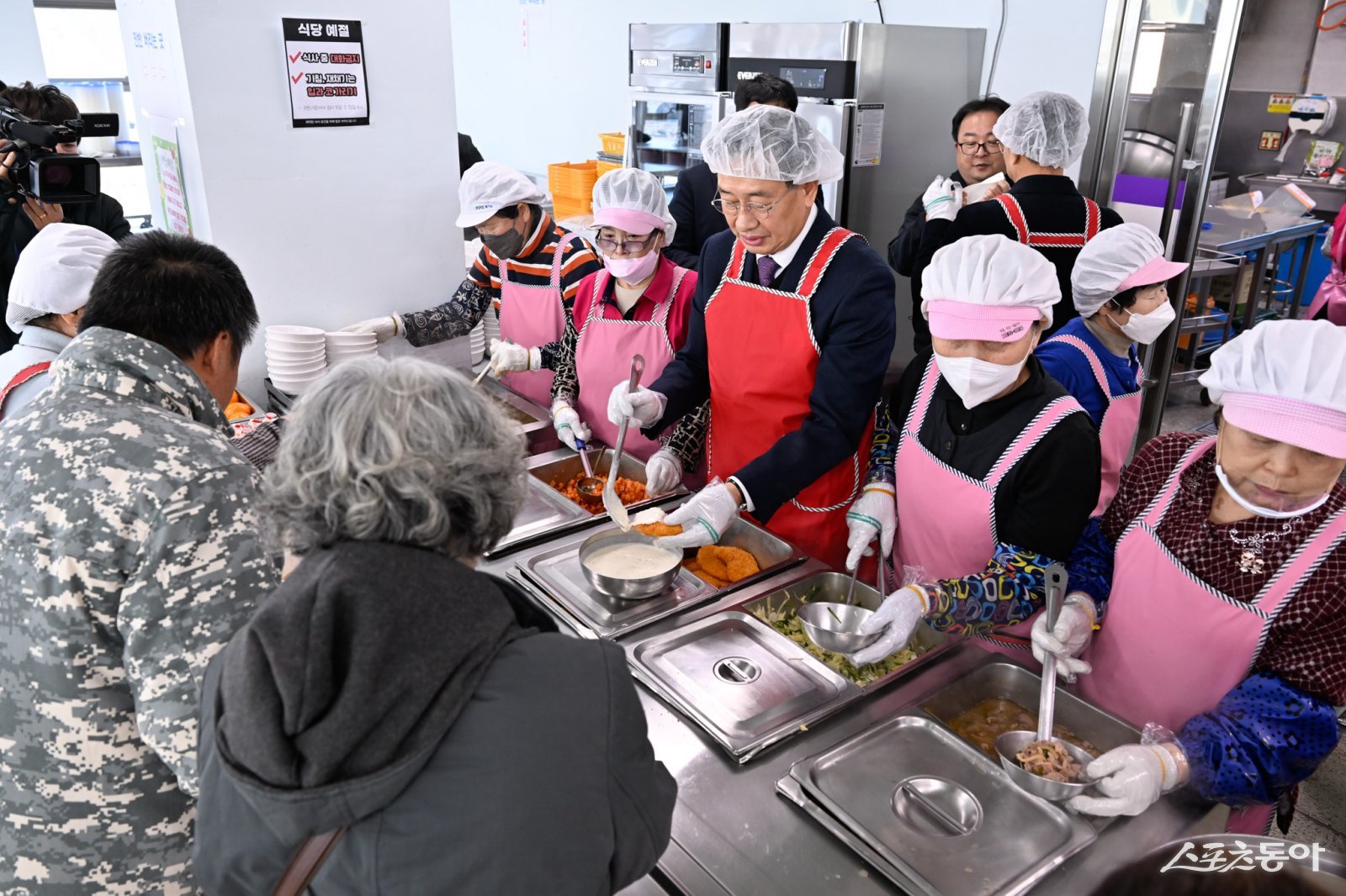 65세 이상 인구가 4만여 명으로 전체 인구의 32%를 넘는 초고령사회에 진입한 양평군이 노년의 삶을 단순한 ‘돌봄’ 차원을 넘어, 존경과 행복으로 채워가는 맞춤형 노인복지 정책을 추진하고 있다(양평군 노인복지관 배식 봉사 모습). 사진제공|양평군