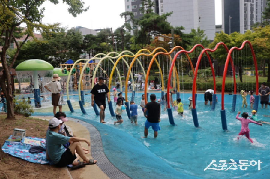 의왕시 내손2동 주민자치회는 지난 23일 내동공원 물방울 놀이터에서 여름 물놀이 축제를 개최했다. 사진제공｜의왕시