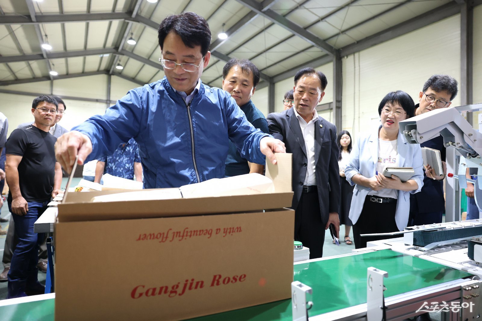 강진원 강진군수가 지난 22일 땅심화훼법인 회원들과 함께 ‘제함기’ 시연에 참석한 모습. 사진제공=강진군