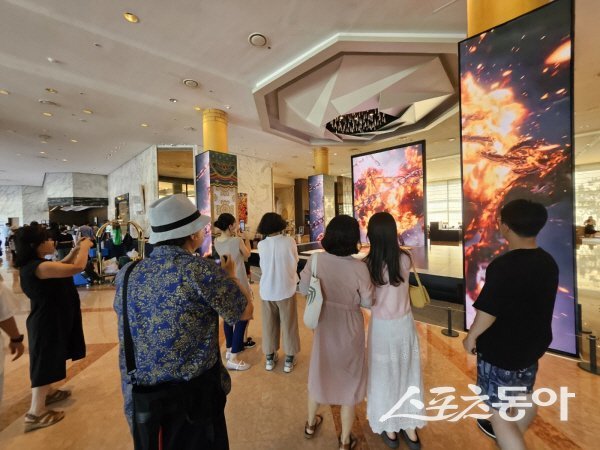 경상북도가 힐튼호텔 경주서 ‘빛으로 피어나는 신라’ 특별 전시회를 진행하고 있다. 사진제공 ㅣ 경북도