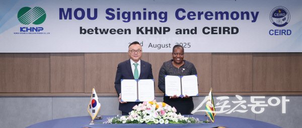황주호 한수원 사장(왼쪽)이 짐바브웨 교육혁신연구개발센터와 업무협약을 체결하고 있다. 사진제공 ㅣ 한수원