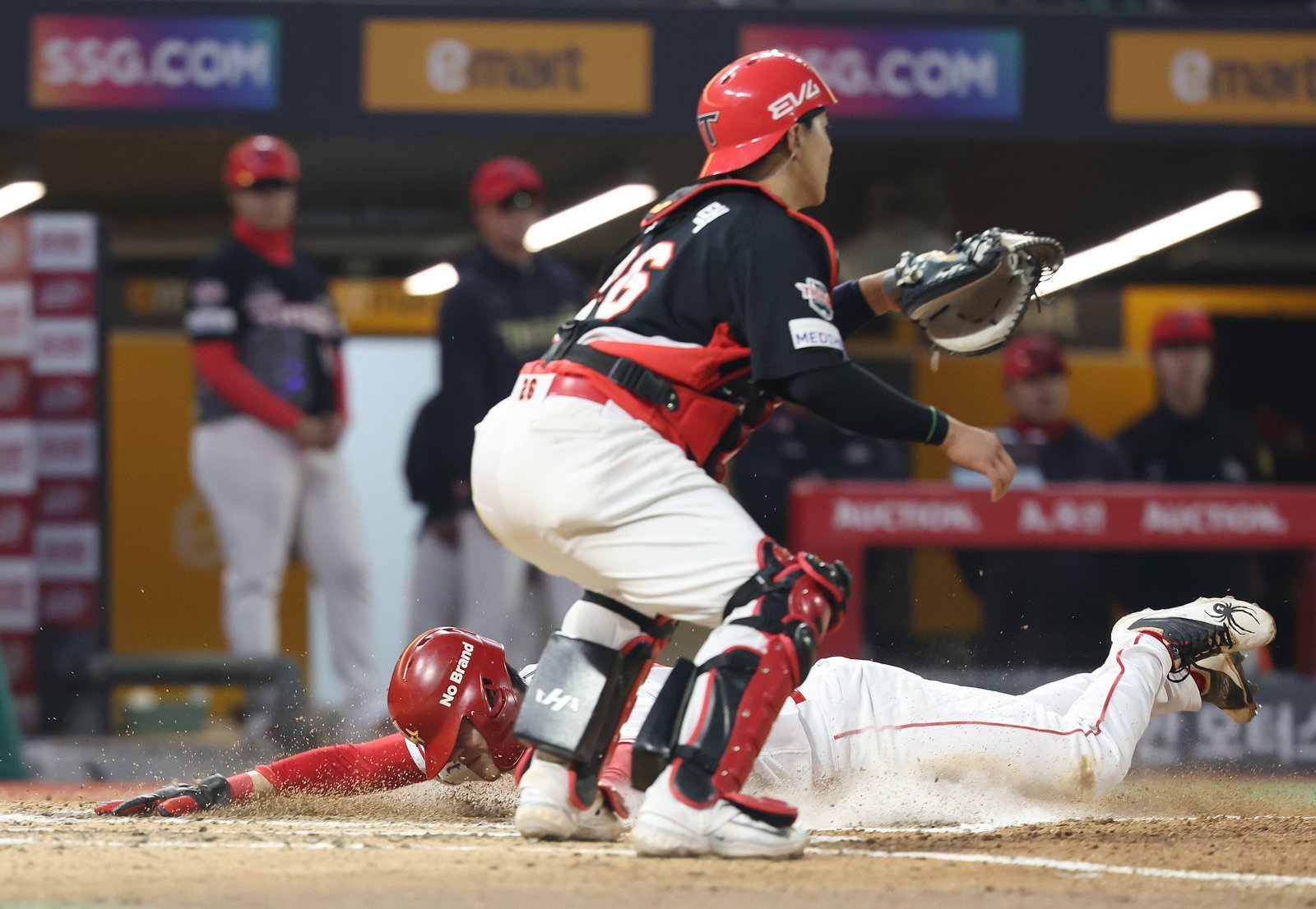 중위권 다툼이 치열하게 전개되는 가운데 26~28일 열릴 3연전에도 관심이 집중되고 있다. 인천에서 KIA(8위)-SSG(3위), 사직에서 KT-롯데(이상 공동 4위), 잠실에서 삼성(7위)-두산(9위)이 맞붙는다. KIA-SSG의 경기 장면. 뉴시스