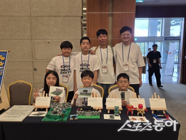 청도군 청소년수련관 소속 레고동아리 ‘브릭누리’가 국내 최대 규모 레고 전시 행사 ‘Korea Brick Party(KBP)’에 참가해 기념 촬영하고 있다. 사진제공 ㅣ 청도군