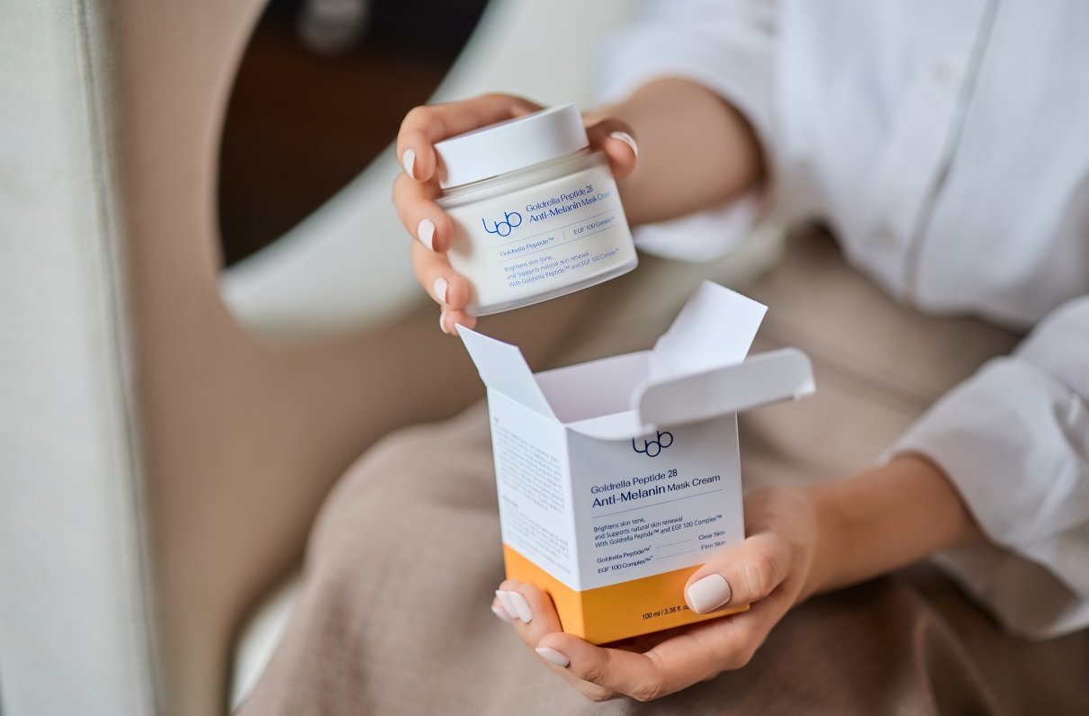 고객이 LBB 화장품을 꺼내는 모습