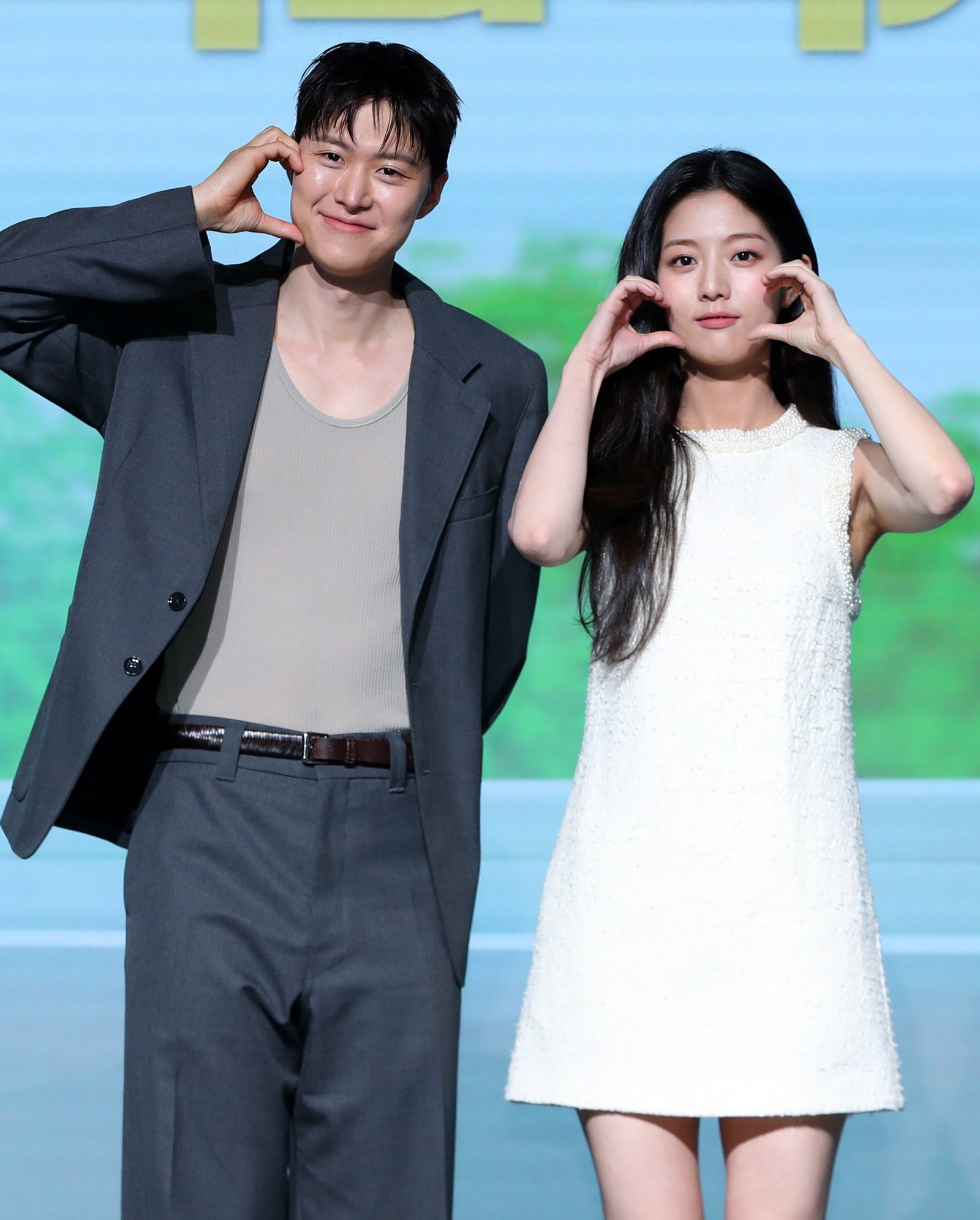 [서울=뉴시스] 김혜진 기자 = 배우 공명(왼쪽), 신은수가 25일 오전 서울 마포구 호텔 나루에서 열린 넷플릭스 영화 ‘고백의 역사’ 제작발표회에서 포즈를 취하고 있다.  넷플릭스 영화 ‘고백의 역사’는 1998년, 열아홉 소녀 박세리(신은수)가 일생일대의 고백을 앞두고 평생의 콤플렉스인 악성 곱슬머리를 펴기 위한 작전을 계획하던 중 전학생 한윤석(공명)과 얽히며 벌어지는 청춘 로맨스. 오는 29일 공개. 2025.08.25. jini@newsis.com