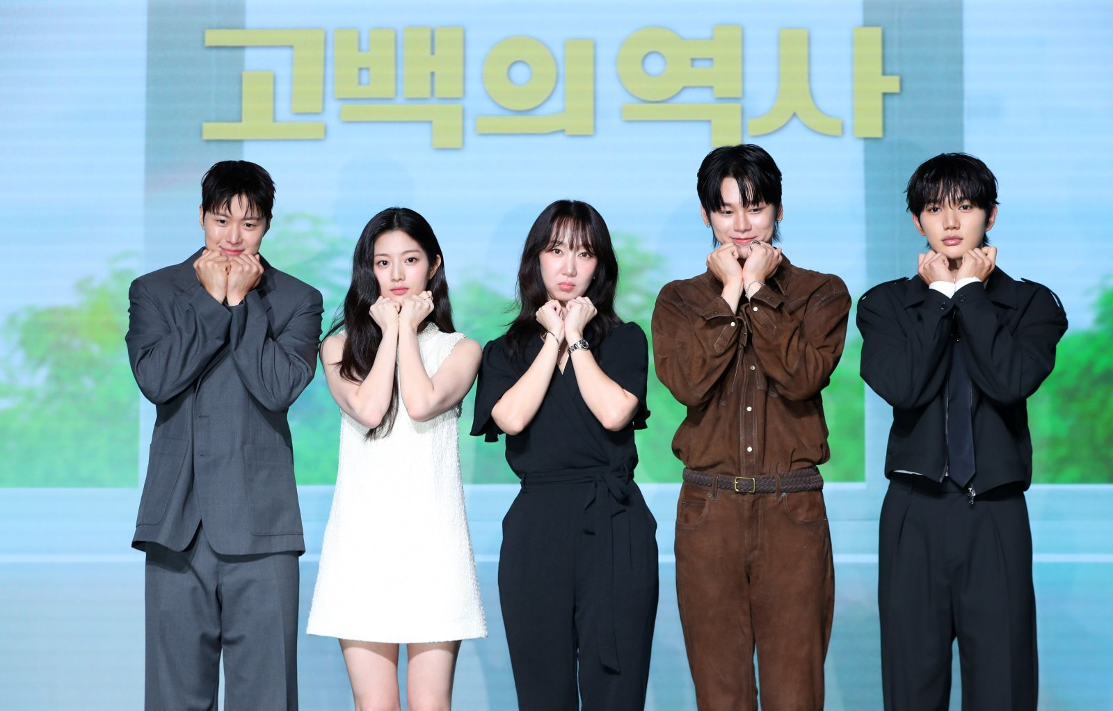 [서울=뉴시스] 김혜진 기자 = 배우 공명(왼쪽부터), 신은수, 남궁선 감독, 차우민, 윤상현이 25일 오전 서울 마포구 호텔 나루에서 열린 넷플릭스 영화 ‘고백의 역사’ 제작발표회에서 포즈를 취하고 있다.  넷플릭스 영화 ‘고백의 역사’는 1998년, 열아홉 소녀 박세리(신은수)가 일생일대의 고백을 앞두고 평생의 콤플렉스인 악성 곱슬머리를 펴기 위한 작전을 계획하던 중 전학생 한윤석(공명)과 얽히며 벌어지는 청춘 로맨스. 오는 29일 공개. 2025.08.25. jini@newsis.com