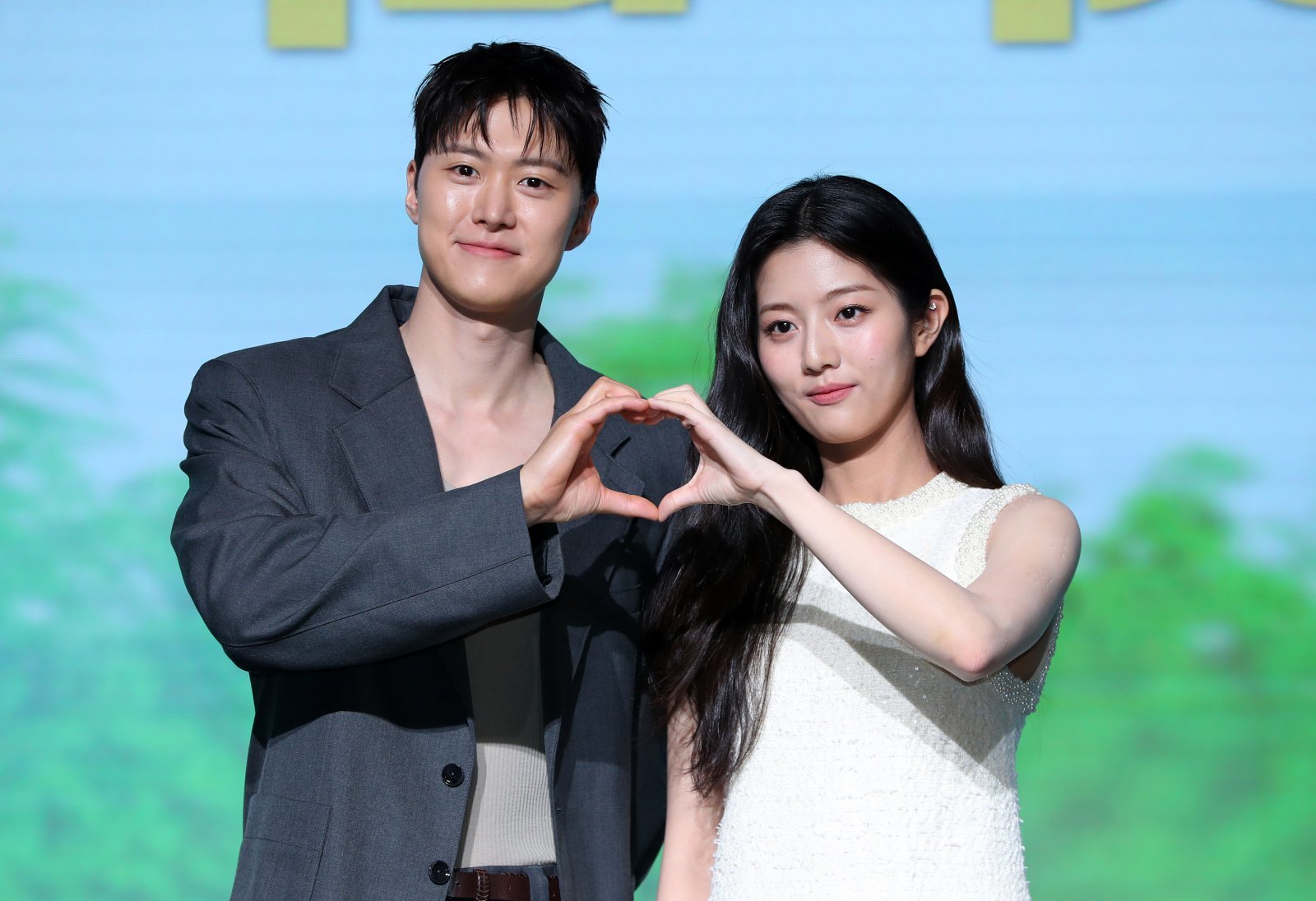 [서울=뉴시스] 김혜진 기자 = 배우 공명(왼쪽), 신은수가 25일 오전 서울 마포구 호텔 나루에서 열린 넷플릭스 영화 ‘고백의 역사’ 제작발표회에서 포즈를 취하고 있다.  넷플릭스 영화 ‘고백의 역사’는 1998년, 열아홉 소녀 박세리(신은수)가 일생일대의 고백을 앞두고 평생의 콤플렉스인 악성 곱슬머리를 펴기 위한 작전을 계획하던 중 전학생 한윤석(공명)과 얽히며 벌어지는 청춘 로맨스. 오는 29일 공개. 2025.08.25. jini@newsis.com