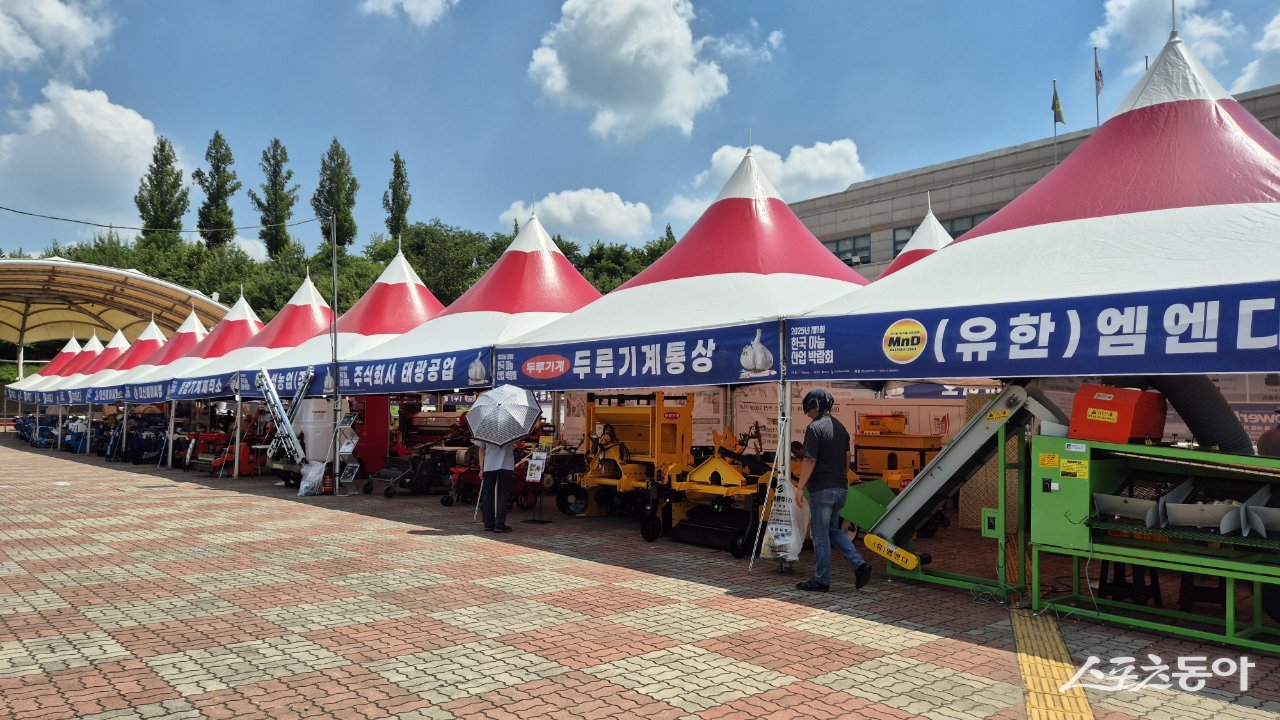 영천실내체육관 광장에서 마늘산업 박람회가 열리고 있다.  사진제공ㅣ영천시