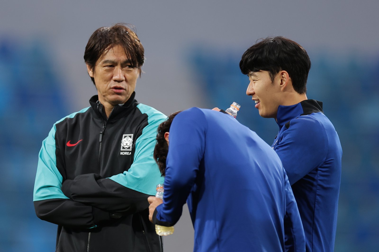 홍명보 축구국가대표팀 감독은 24일 종로구 축구회관에서 기자회견을 갖고 미국 원정으로 진행될 9월 A매치에 나설 태극전사 명단을 공개하며 주장 손흥민의 역할과 위치가 바뀔 수 있음을 시사했다. 지난해 11월 팔레스타인과 2026북중미월드컵 아시아 최종예선 원정경기를  앞두고 요르단 암만에서 진행된 훈련 도중 대화하는 모습. 사진제공｜대한축구협회