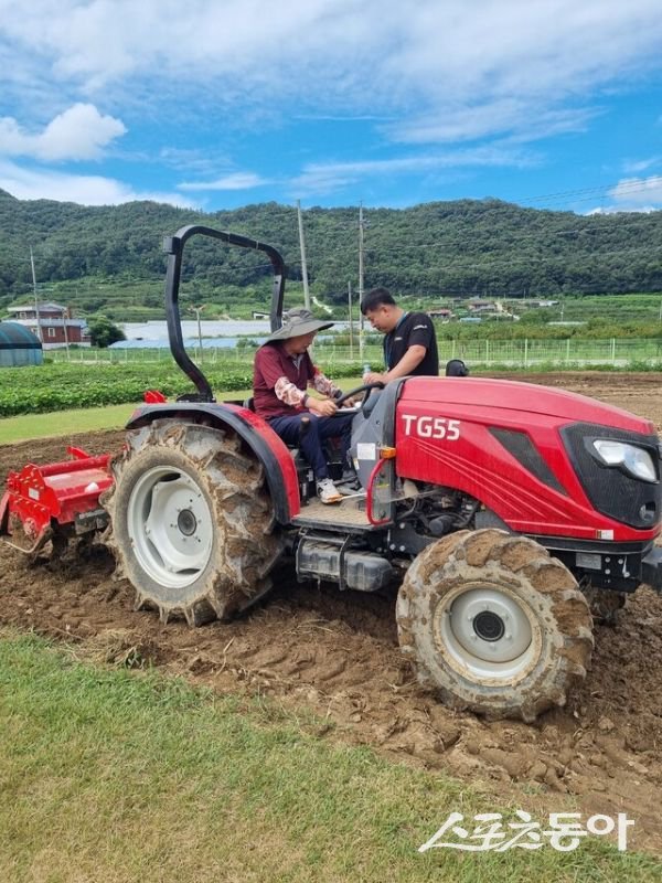 군위군이 22일 농기계 회원을 대상으로 트랙터 현장 교육을 실시하고 있는 모습. 사진제공ㅣ군위군