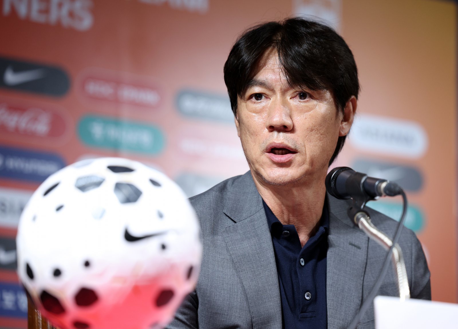 홍명보 감독이 이끄는 축구국가대표팀이 25일 서울 종로구 축구회관에서 9월 미국 원정 친선경기 소집 명단을 발표했다. 필드플레이어 23명 중 8명이 지난달 E-1 챔피언십에 이어 이번에도 홍 감독의 부름을 받았다. K리그와 J리그에서 맹활약을 이어가고 있는 이들은 소속팀에서 출전에 어려움을 겪고 있는 유럽파, 미국파, 중동파들보다 더 나은 페이스를 보이고 있다. 뉴시스