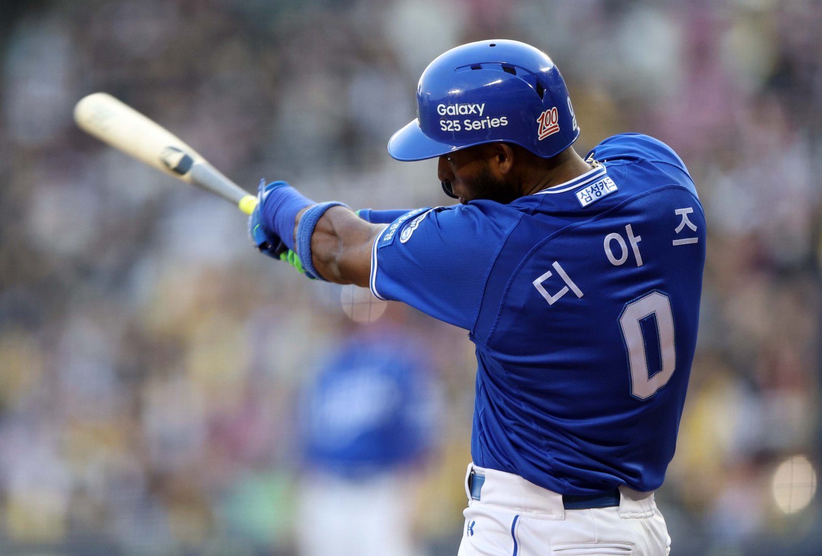 삼성 르윈 디아즈는 24일 대구 키움전에서 시즌 40호 홈런을 터트린 데 이어 26일 잠실 두산전에선 41호 홈런까지 만들었다. 홈런 부문 단독 선두를 달리고 있는 디아즈는 이제 대망의 50홈런을 향해 나아간다. 프로야구 출범 이래 50홈런 고지를 밟은 타자는 이승엽, 심정수, 박병호 뿐이었다. 뉴시스