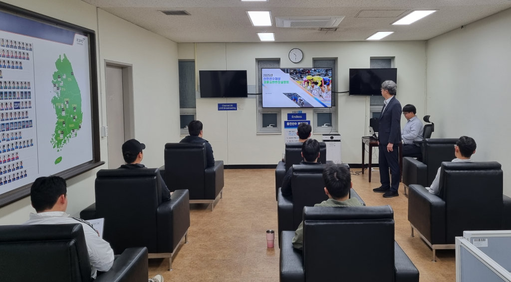 경륜경정총괄본부는 23일 경륜 선수와 함께하는 심판판정 설명회를 열었다. 사진제공 | 국민체육진흥공단