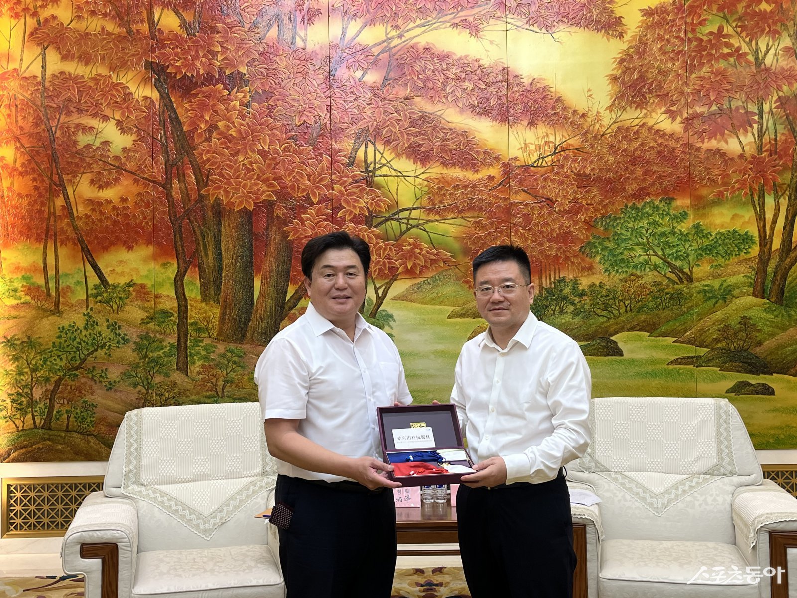 시흥시(시장 임병택)는 8월 25일, 2013년부터 우호 교류를 이어온 중국 길림시를 공식 방문해 양 도시 간 협력 관계를 한층 강화했다고 밝혔다(왼쪽부터 임병택 시흥시장과 왕길 길림시장). 사진제공|시흥시