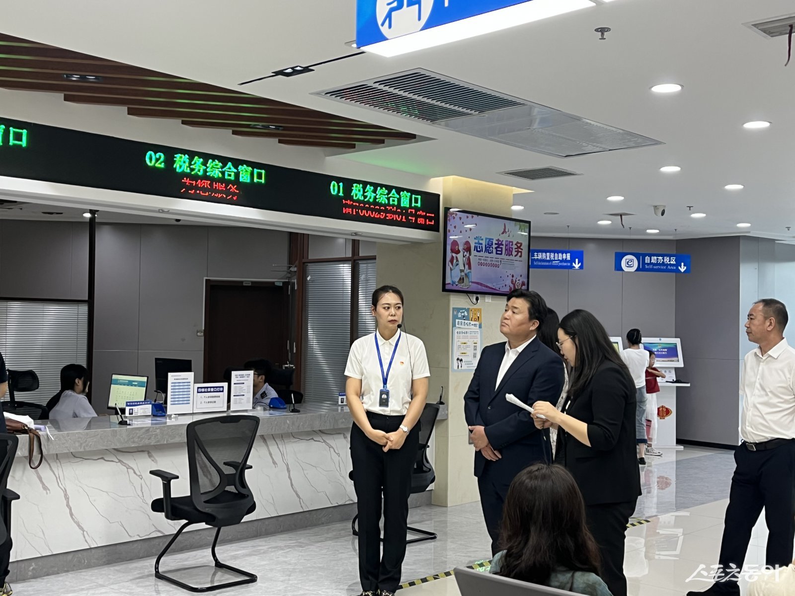 임병택 시흥시장이 길림시 행정서비스센터를 방문해 원스톱 민원처리 시스템을 확인하고 있다. 사진제공|시흥시