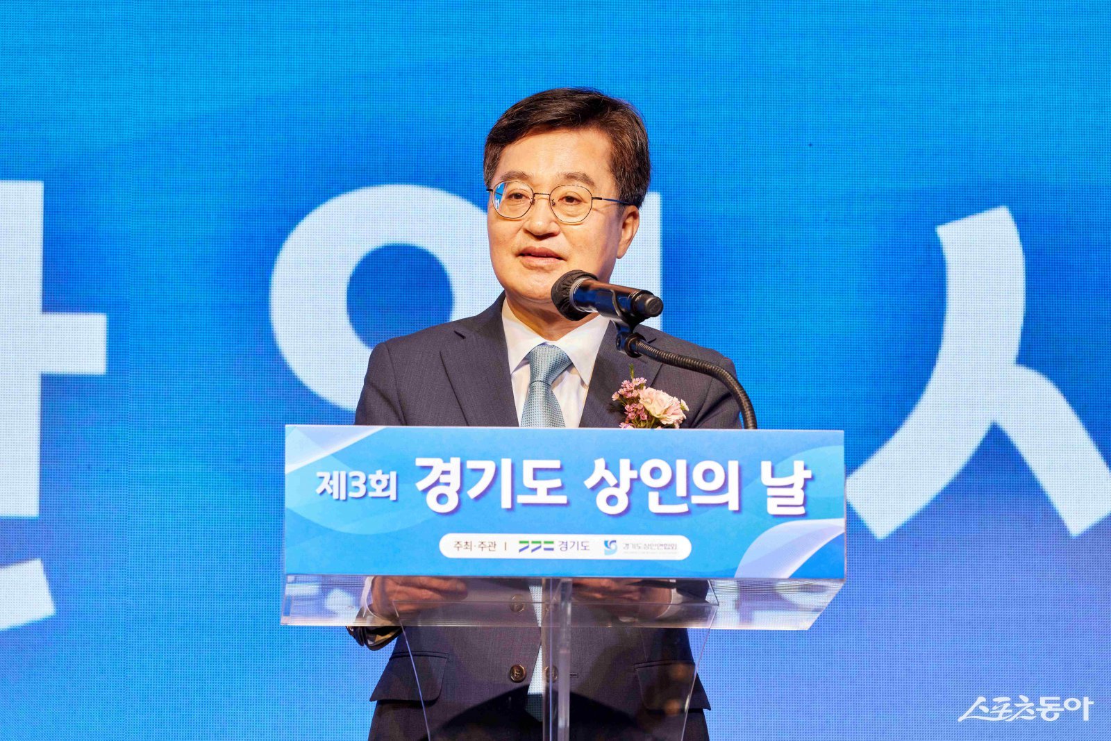 김 지사는 25일 안산 한양대 에리카캠퍼스에서 열린 제3회 경기도 상인의 날 행사에 참석해 “저는 시장의 아들이다. 아버지께서 왕십리 중앙시장에서 쌀가게를 하셨는데, 시장에서 살던 어린 시절이 제게 늘 활력과 위로가 됐다”며 “그래서 전통시장과 상인 여러분을 지원하는 일에 저와 경기도는 진심”이라고 말했다. 사진제공|경기도