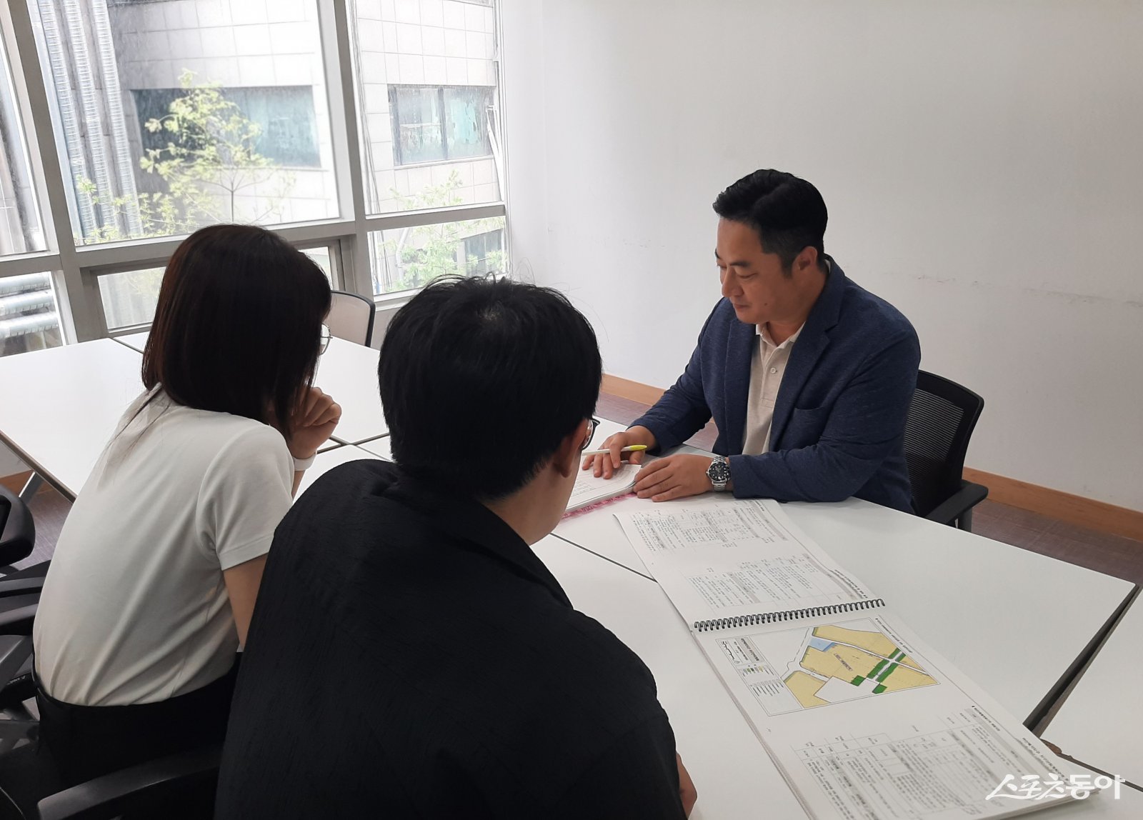 재개발·재건축 현장지원센터(하안로288번길 4, 5층) 내 설치된 ‘정비사업 상담창구’에서 상담이 진행 중이다. 사진제공｜광명시