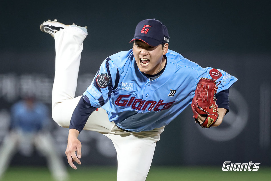 롯데 나균안은 후반기 리그 에이스 급 투수로 불려도 손색이 없다. WHIP는 0.96으로 한화 외국인투수 코디 폰세와 선두를 다툴 정도다. 사진제공|롯데 자이언츠