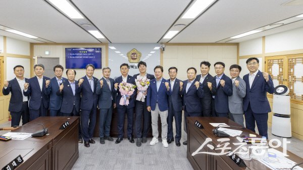 경상북도의회 제12대 후반기 제2기 예산결산특별위원회 위원들이 파이팅하고 있다. 사진제공 ㅣ 경북도의회