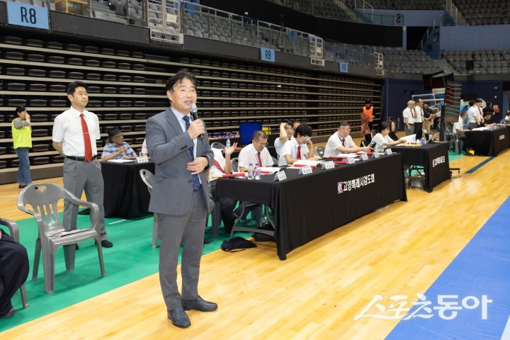 김운남 고양시의장이 지난 23일 고양체육관에서 ‘제5회 의장기 생활체육 오픈 검도대회 축사를 하고 있다. 사진제공ㅣ고양시의회