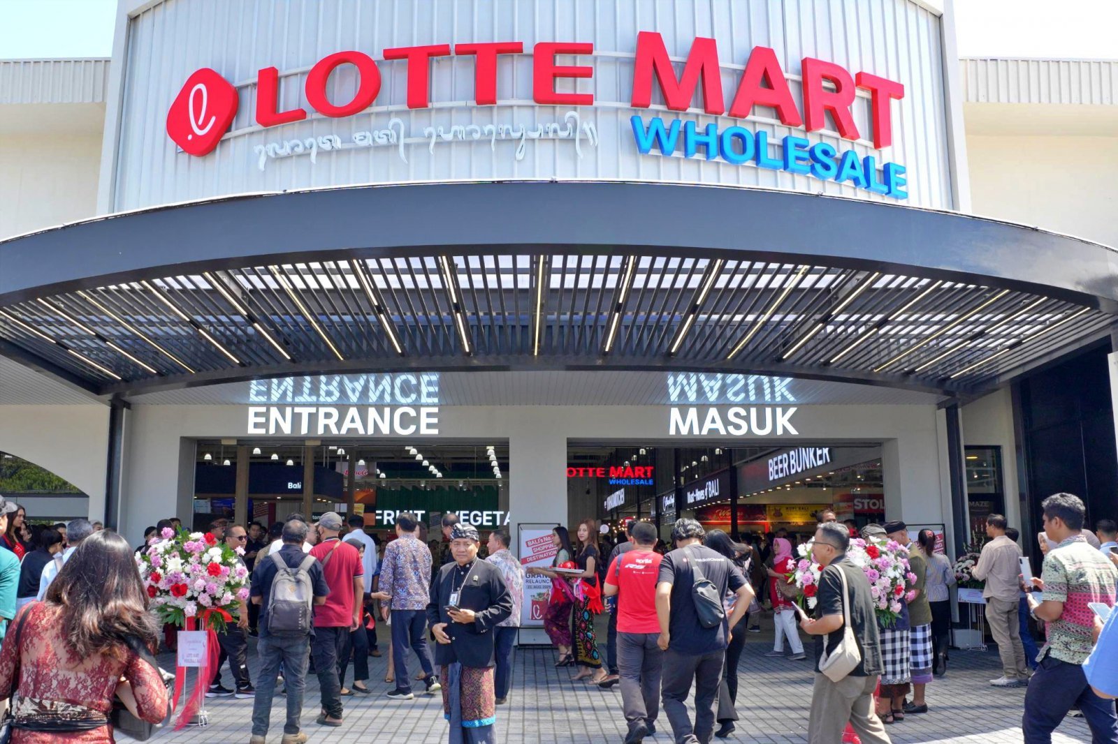 오프라인 유통업계가 글로벌 진출을 통해 신성장 동력을 찾고 있다. 도매와 소매의 강점을 결합한 ‘하이브리드형 매장’으로 재단장한 롯데마트 발리점 외관. 사진제공｜롯데마트