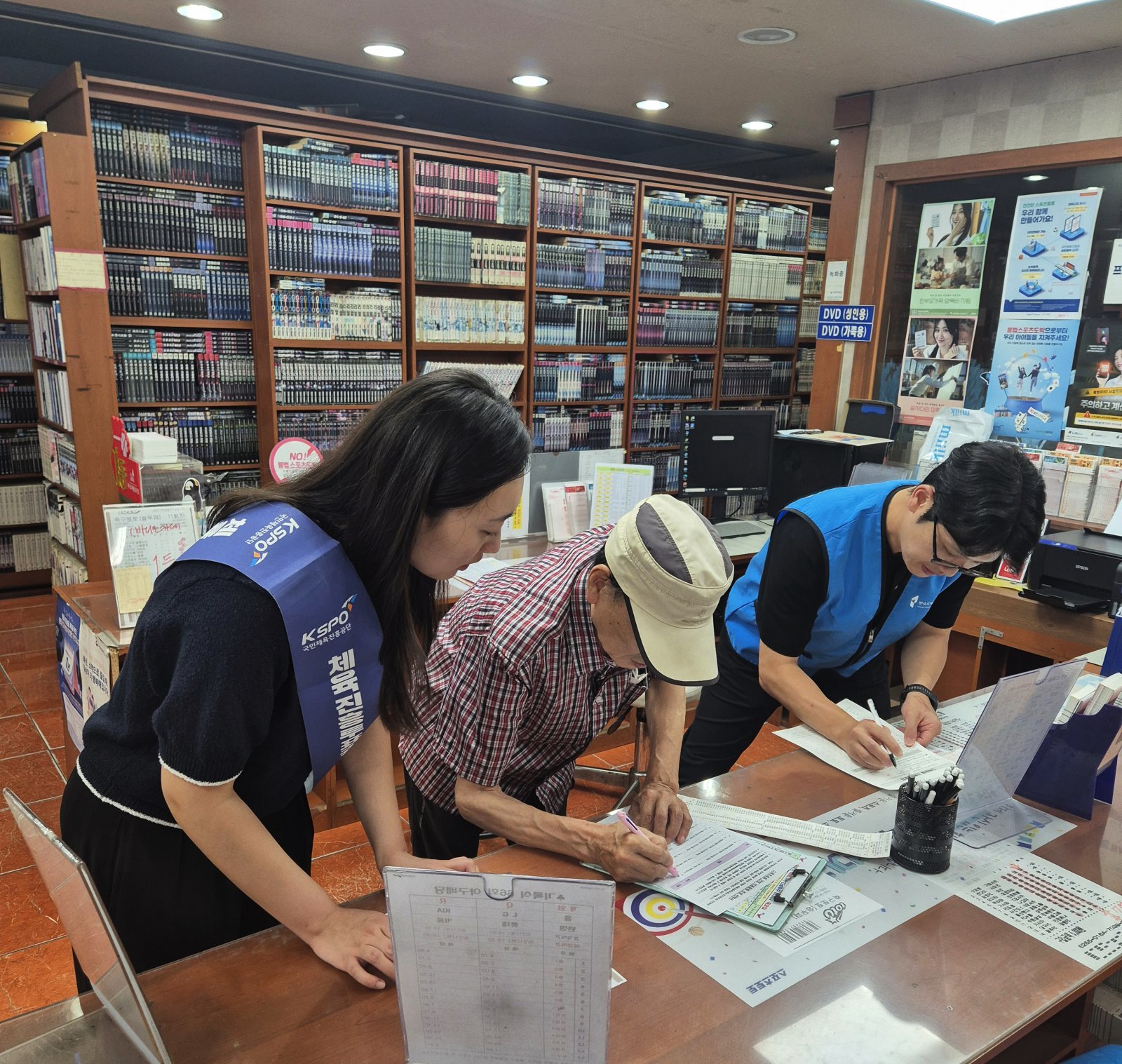 한국스포츠레저 및 한국도박문제예방치유원 관계자들이 판매점 내에서 한 시민에게 캠페인 활동을 전개하고 있다.