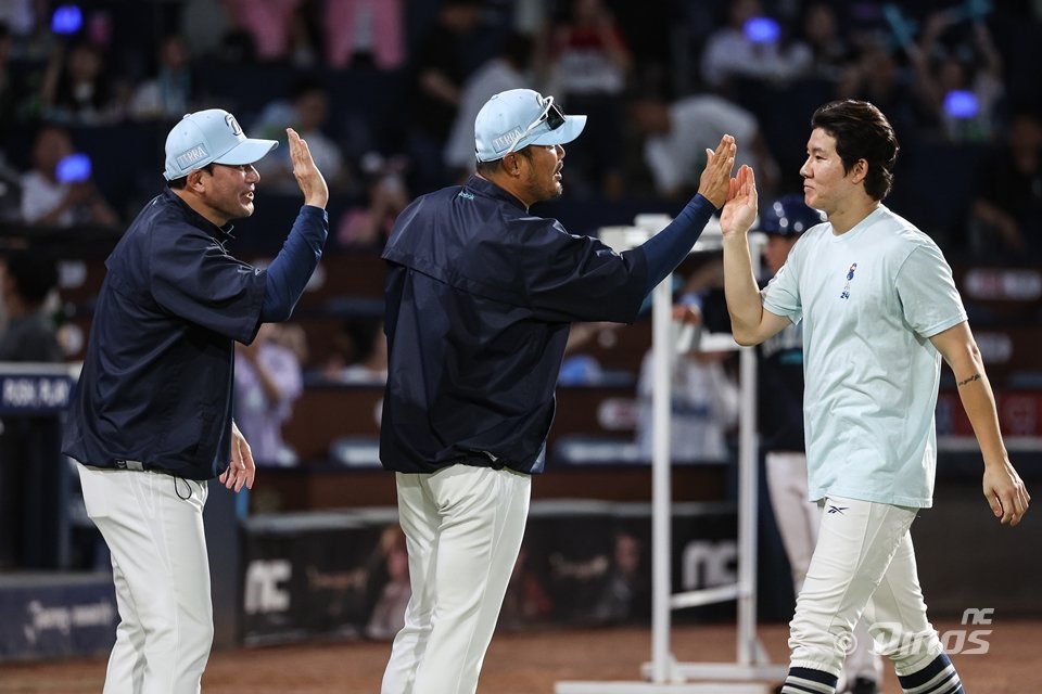NC 박민우(오른쪽)는 후반기 득점권 상황에서 부담감을 느끼고 있다. 그는 재밌게 야구하며 팀의 가을야구 경쟁에 힘을 보탤 것을 약속했다. 사진제공|NC 다이노스