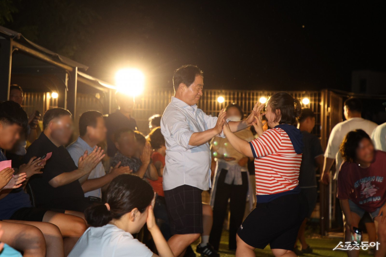 주광덕 남양주시장이 25일 가평군 캠핑장에서 (사)경기장애인부모연대 남양주시지회가 주최한 ‘쉼, 힐링 가족캠프’에서 춤을 추고 있다. 사진제공ㅣ남양주시 