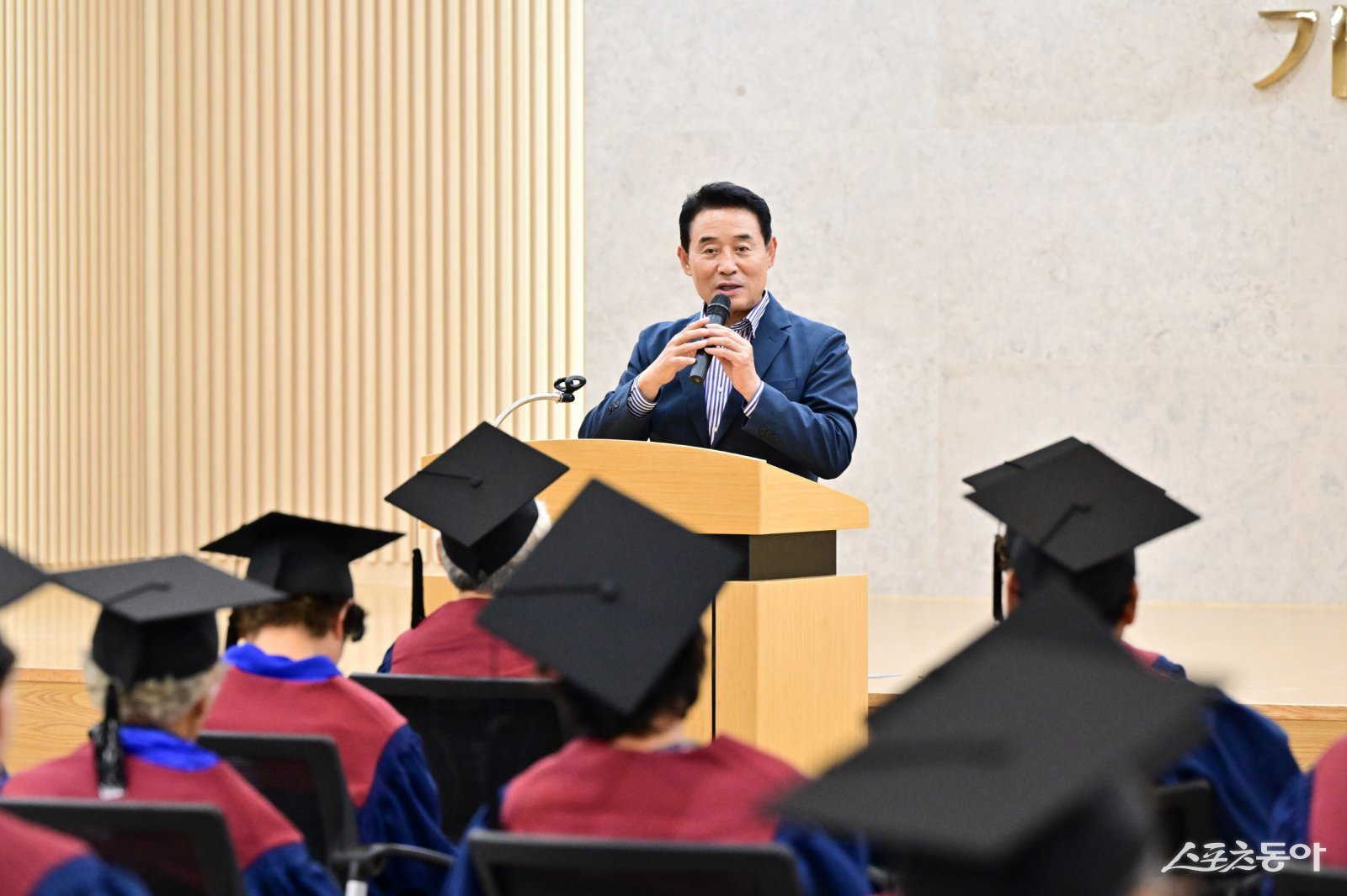 백영현 시장이 지난 22일 ‘2025년 포천시 은빛아카데미’ 통합 수료식‘에서 축사를 하고 있다.  사진제공ㅣ포천시 