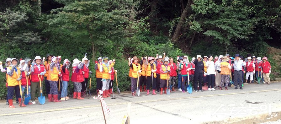 옹진군 북도면, 신도3리 배수로 ‘클린업데이’를 진행했다. 사진제공｜옹진군청