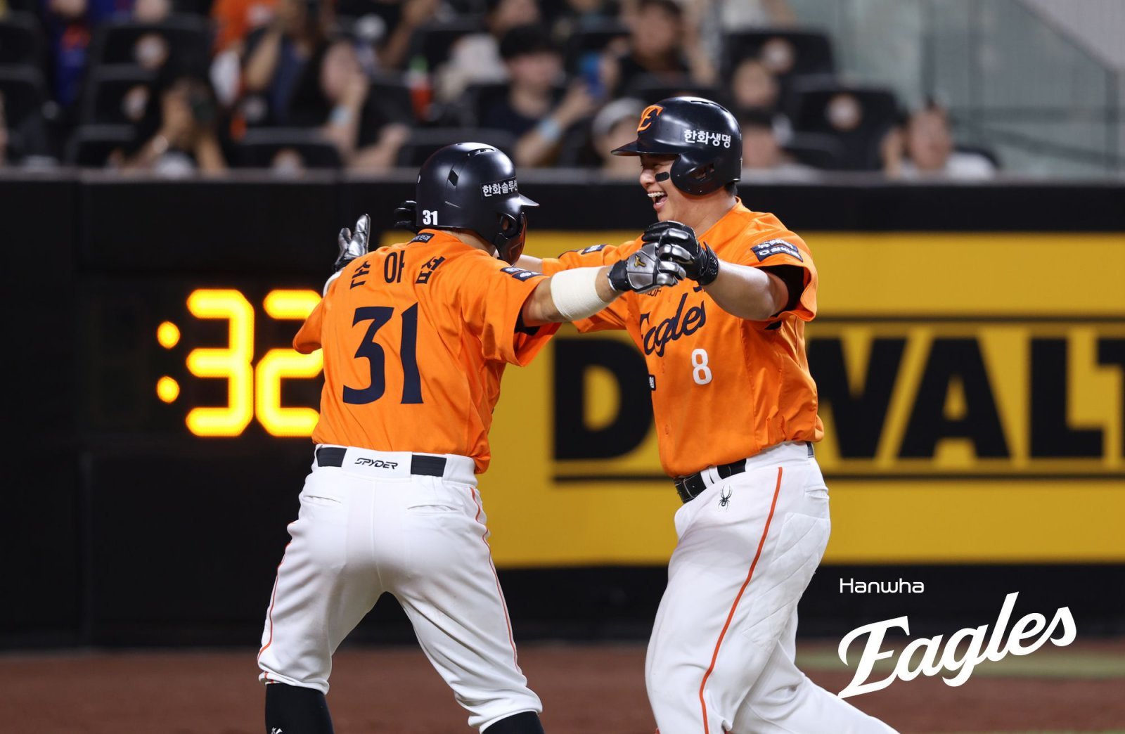 한화 노시환(오른쪽)이 24일 대전 SSG전 5회말 2사 1루 상황에서 좌월 투런포를 터트린 뒤 손아섭과 함께 환호하는 모습. 노시환과 손아섭은 12살 차이가 나는 선후배 관계지만, 친형제와 다름 없는 특급 ‘케미스트리’로 한화의 팀 분위기 상승을 이끌고 있다. 사진제공｜한화 이글스