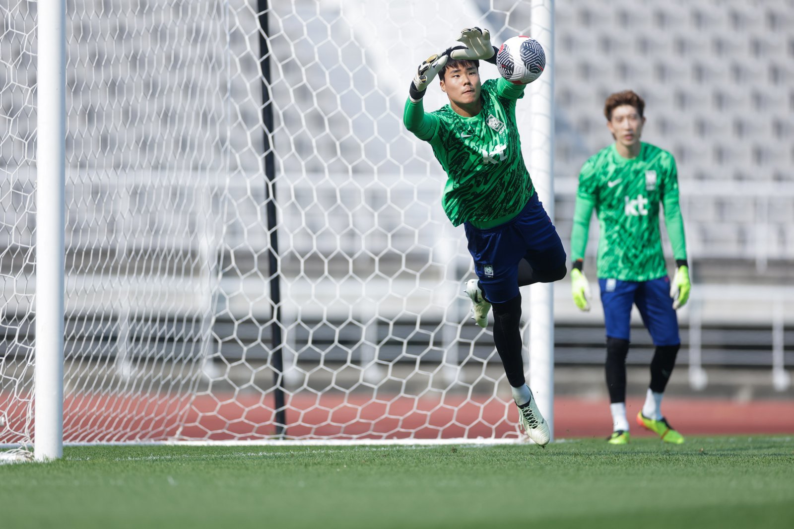 대표팀 골키퍼 송범근이 중국과 북중미월드컵 아시아 2차 예선 홈경기를 앞둔 지난해 6월 고양종합운동장에서 진행된 훈련을 소화하고 있다. 그는 지난해 9월을 끝으로 잠시 자취를 감췄으나 홍명보 감독의 부름을 받아 9월 미국 원정 명단에 포함됐다. 사진제공|대한축구협회
