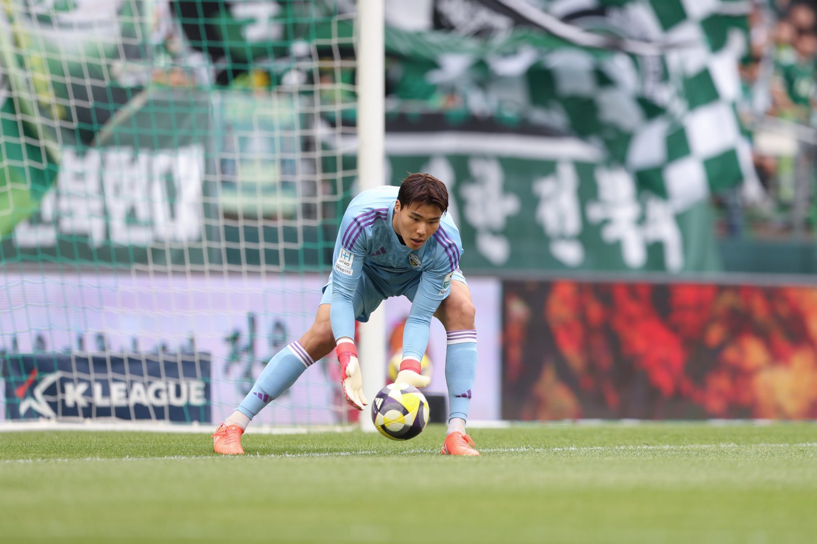 송범근은 지난해 9월을 끝으로 태극마크를 달지 못했으나 9월 미국 원정을 앞두고 대표팀에 복귀했다. 홍명보 감독은 전북의 선두 레이스를 이끌며 K리그1에서 가장 인상적인 활약을 펼치는 송범근을 꾸준히 지켜봤다. 사진제공|한국프로축구연맹