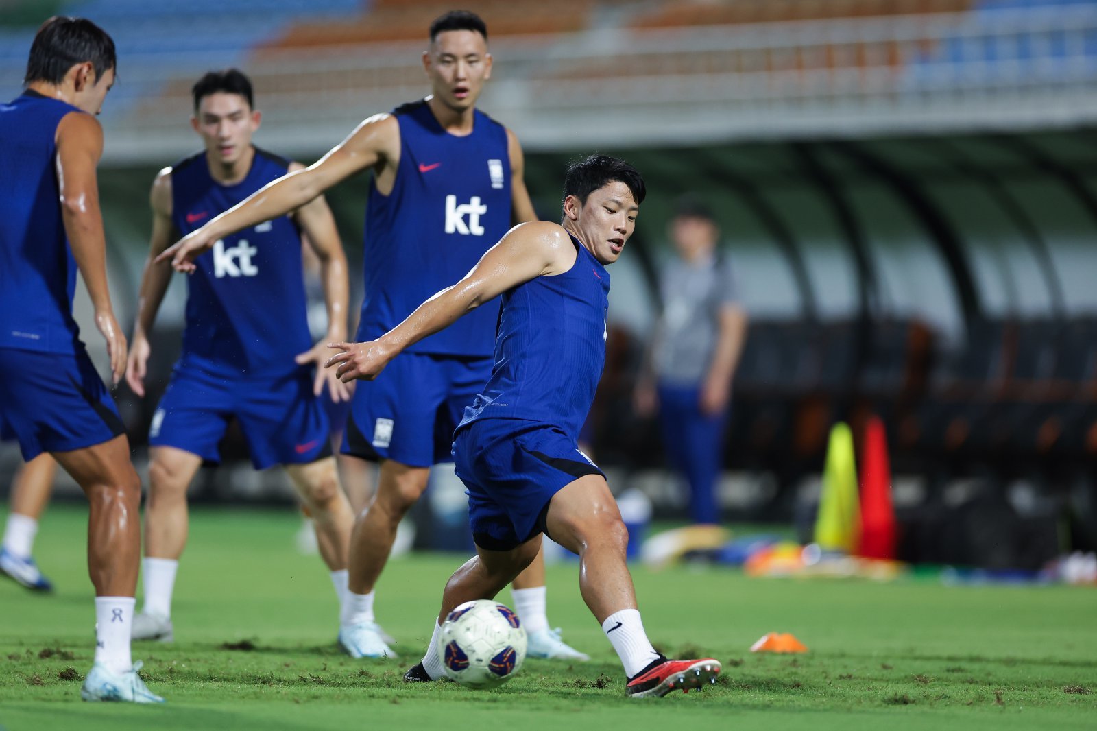 지난해 9월 오만과 북중미월드컵 아시아 최종예선 B조 2차전 원정경기를 앞두고 훈련하는 황희찬(앞). 사진제공｜대한축구협회
