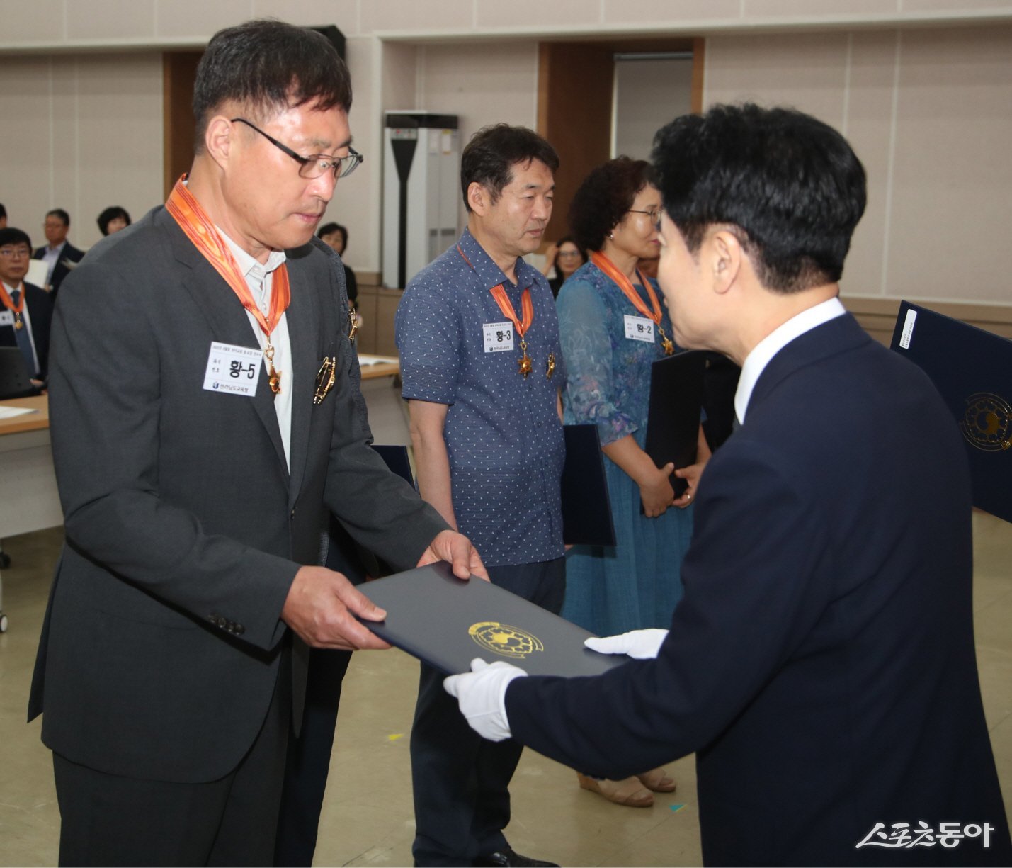 김대중 전남도교육감이 26일 청사 대회의실에서 2025년 8월 말 퇴직교원 훈·포장을 전달하고 있다. 사진제공=전남도교육청