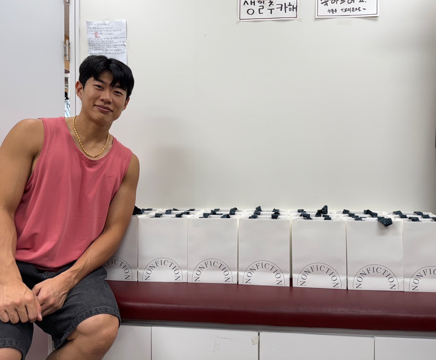 키움 송성문이 25일 고척돔에서 자신이 직접 준비한 선물 200개와 함께 사진을 찍고 있다. 키움과 비FA 다년계약을 체결한 송성문은 구단 구성원에게 감사함을 전하기 위해 휴식일인 월요일에 출근해 직접 선물을 전달했다. 사진제공|키움 히어로즈