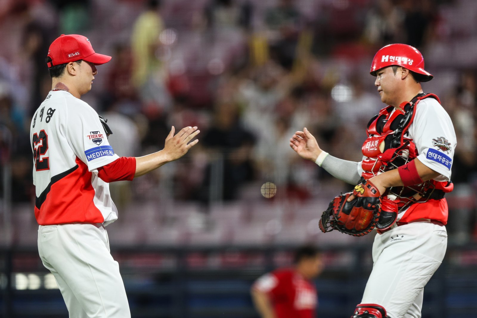 KIA 정해영(왼쪽)은 27일 1군에 합류할 예정이다. 그는 열흘간의 조정 기간을 마치고 불펜진에 활력을 불어넣어야 한다. 사진제공｜KIA 타이거즈