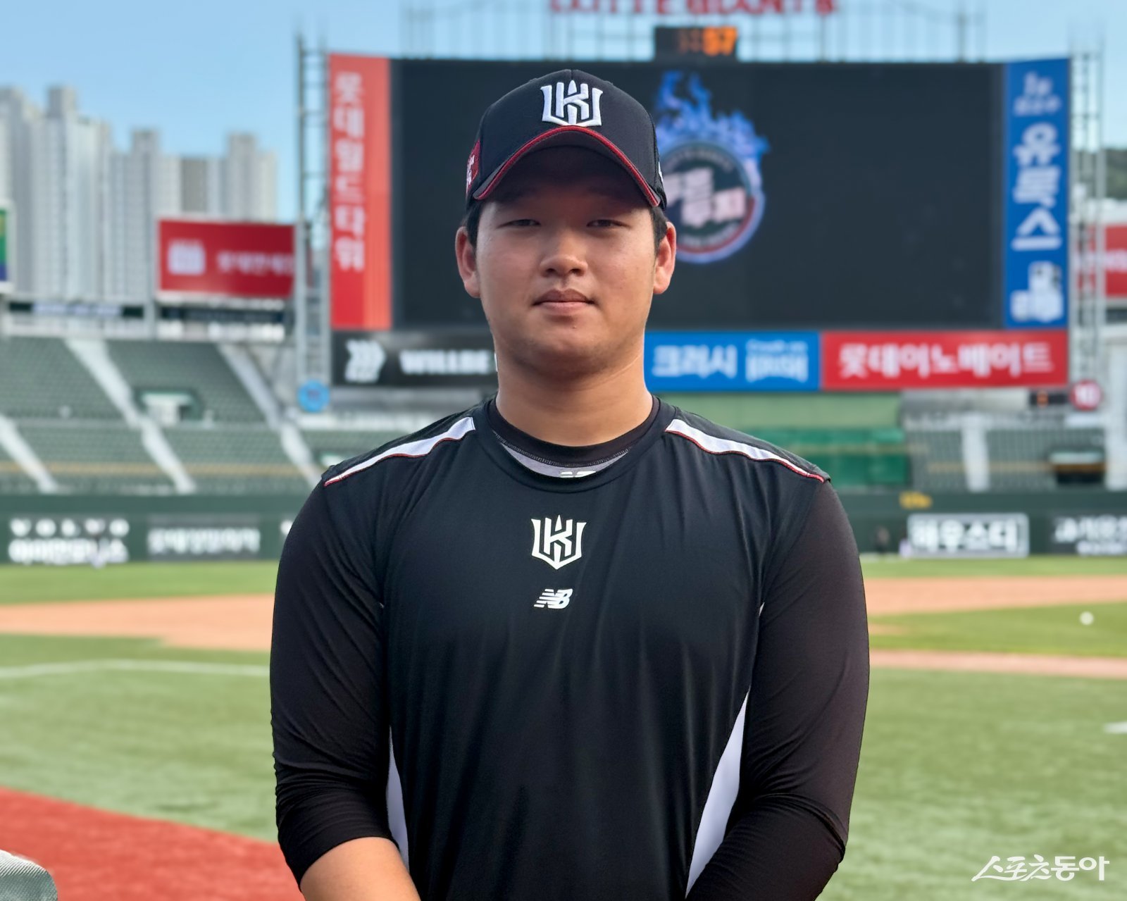 KT 신인 박건우가 26일 사직구장에서 열린 롯데와 원정경기를 앞두고 데뷔 후 처음 콜업된 뒤 웃고 있다. 사진제공｜KT 위즈
