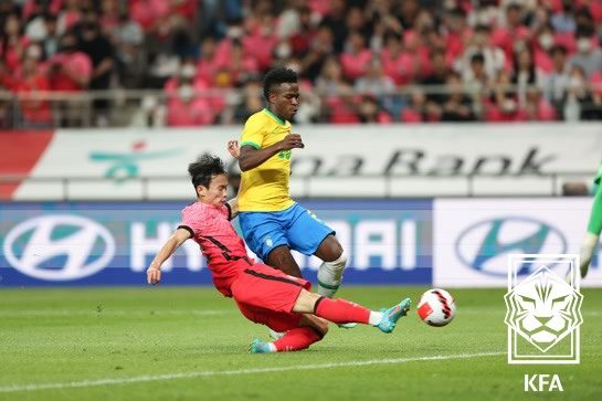 2022년 6월 서울월드컵경기장에서 펼쳐진 한국-브라질전에서 김문환(아래)이 비니시우스 주니오르에게 태클을 시도하고 있다. 사진제공｜대한축구협회