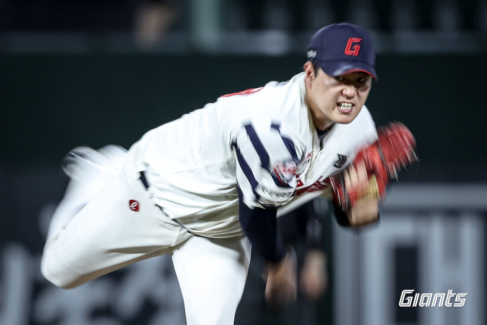 롯데 나균안이 26일 사직구장에서 열린 KT전에 선발등판해 역투하고 있다. 롯데는 나균안의 6이닝 2실점 역투에 힘입어 KT를 4-3으로 꺾고 2연승을 달렸다. 사진제공｜롯데 자이언츠