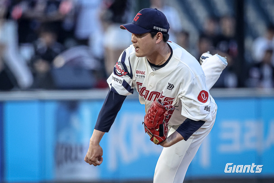 롯데 나균안이 지난달 31일 사직구장에서 열린 두산전에 선발등판해 역투하고 있다. 나균안은 투구 도중 양의지의 강습 타구에 어깨를 맞고 교체됐다. 사진제공|롯데 자이언츠