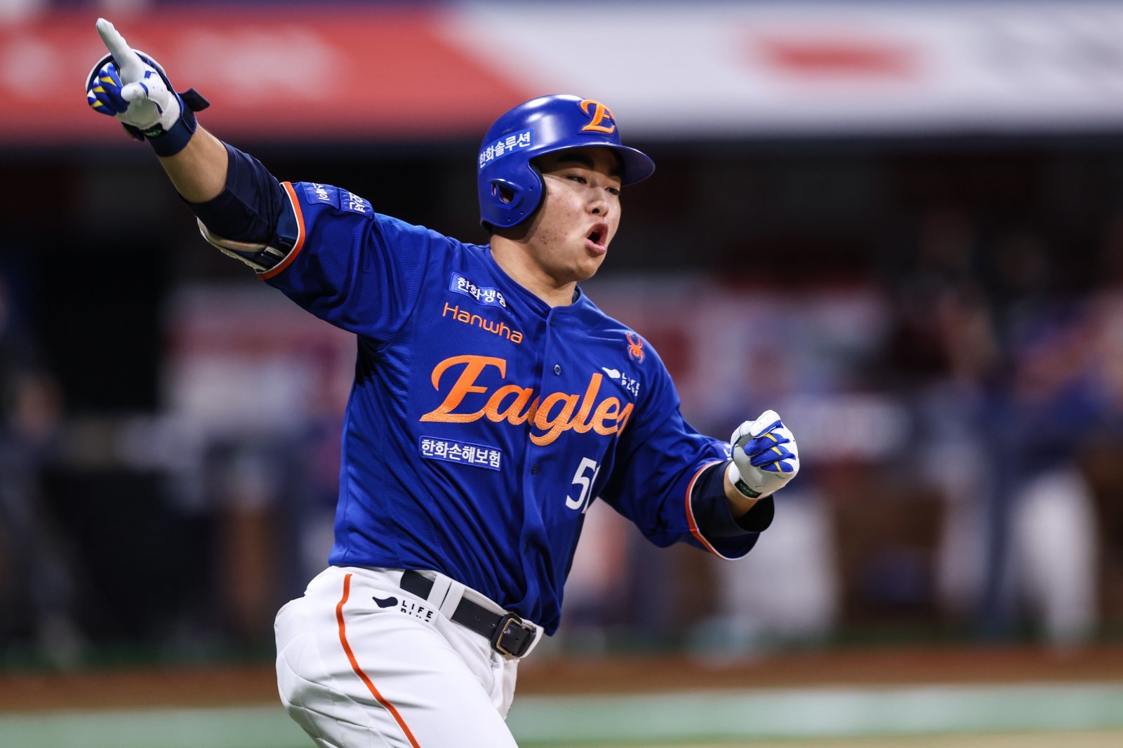 한화 문현빈이 26일 고척 키움전에서 9회초 선두타자로 나와 우월 솔로홈런을 때린 뒤 세리머니를 하고 있다. 문현빈의 9회초 홈런포를 앞세운 한화가 키움을 최종 3-1로 꺾고 3연승을 질주했다. 사진제공|한화 이글스