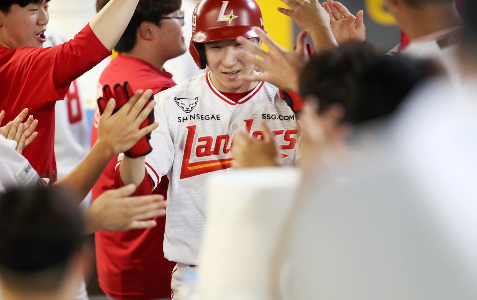 SSG 박성한(가운데)은 26일 인천 KIA와 홈경기에서 1번타자 유격수로 선발출전했다. 2번의 주루사를 딛고 4회말 빅이닝을 이끄는 2타점 2루타를 쳐 연패 탈출을 이끌었다. 사진제공｜SSG 랜더스